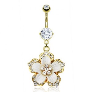 Vergulde navelpiercing met een bloem